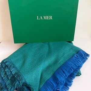 NIB La Mer Teal and Turquoise large blanket